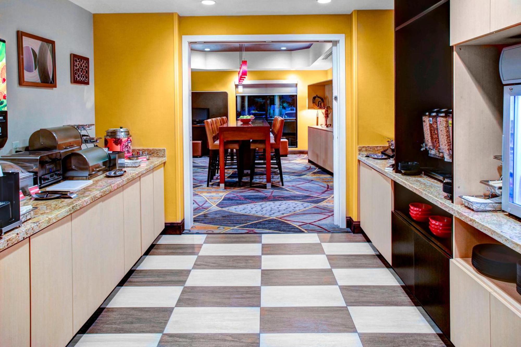 Towneplace Suites By Marriott Bakersfield West Exterior photo